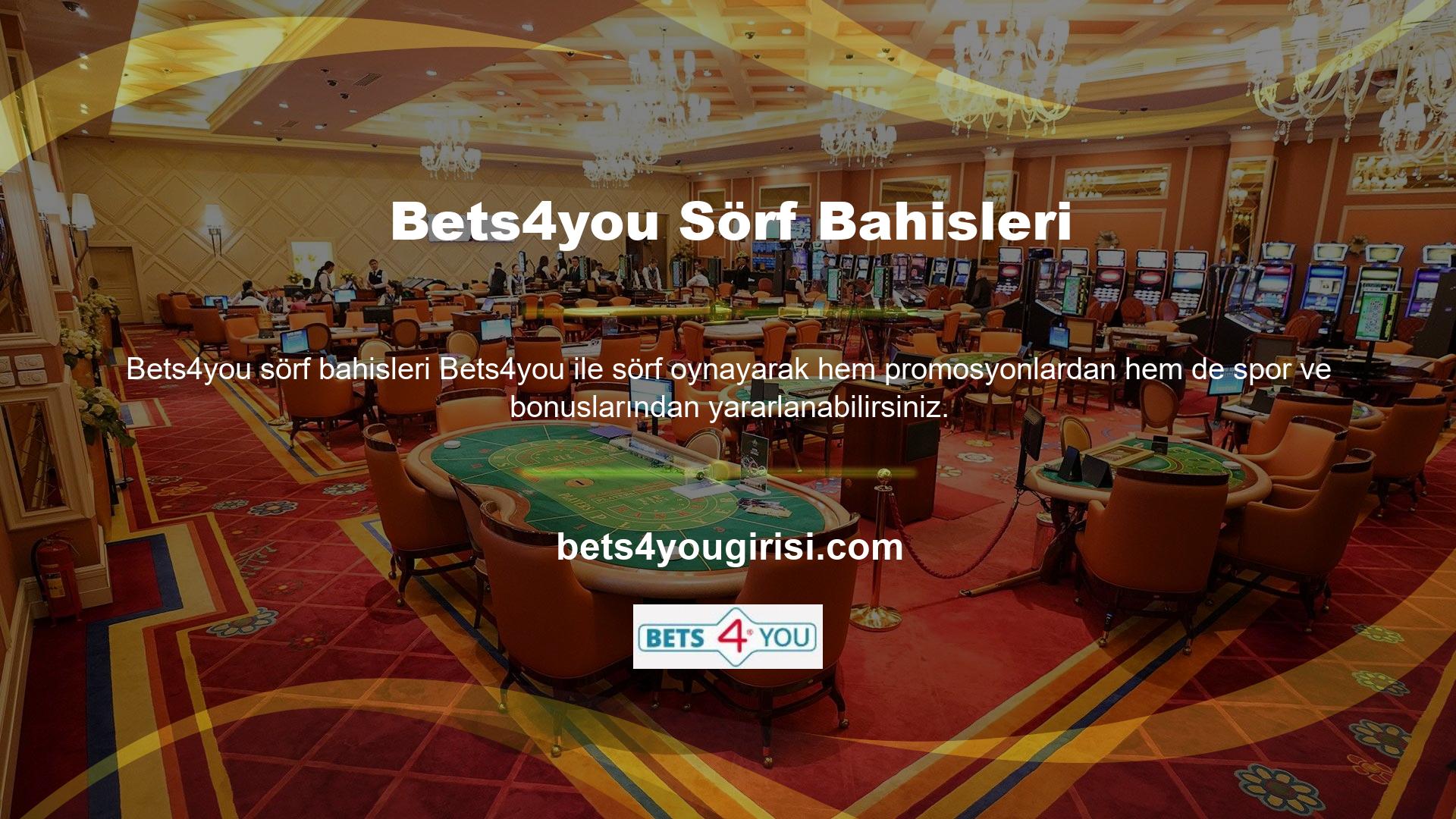 Sörfçü, açık dalgaların oluştuğu bölgenin sonuna kadar maruz kalan dalgalardan yüzüyor